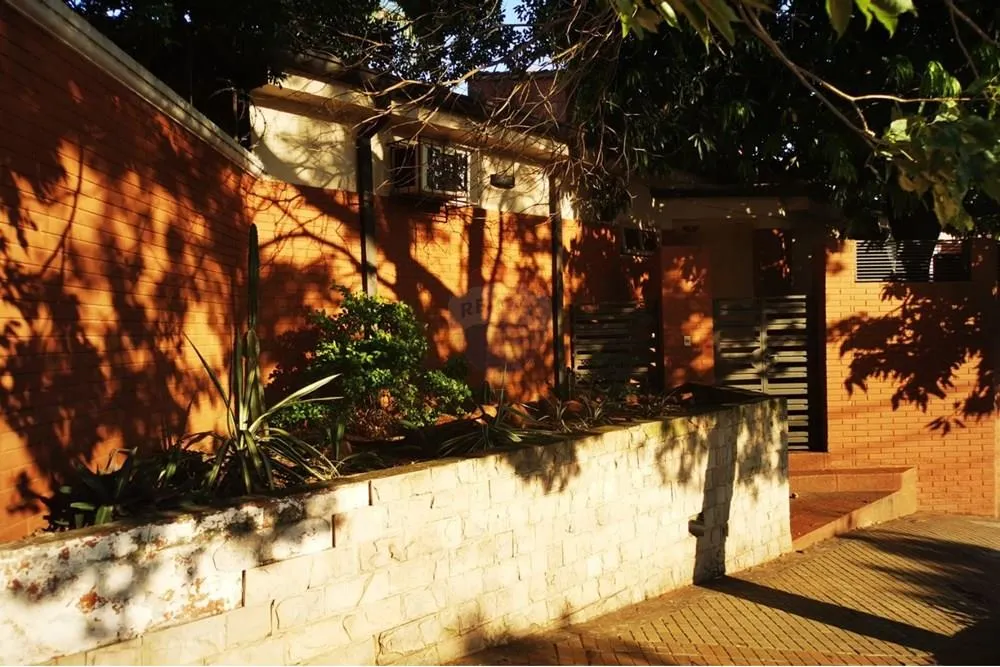 VENDO CASA EN SAJONIA 6 HABITACIONES — foto 2
