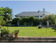 RESIDENCIA EN AVENIDA PARQUE DEL YACHT Y GOLF CLUB CON VISTA AL RIO