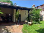Venta de terreno con construcción a demoler - Barrio San Jorge/ Ykua Sati - Zona Colegio G