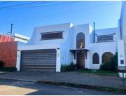 VENDO IMPONENTE RESIDENCIA CON PISCINA EN BARRIO MBURUCUYÁ