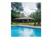 VENDO CASA QUINTA EN AREGUA SOBRE ASFALTO