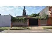 VENDO CASA EN LUQUE CENTRO EN ESQUINA COD 3187