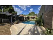 EN VENTA CASA DE UNA PLANTA CON PISCINA