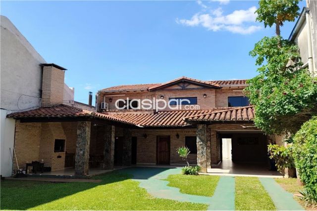 Casas - AMPLIA CASA C/PISCINA EN ZONA PLAZA MADERO - LUQUE.