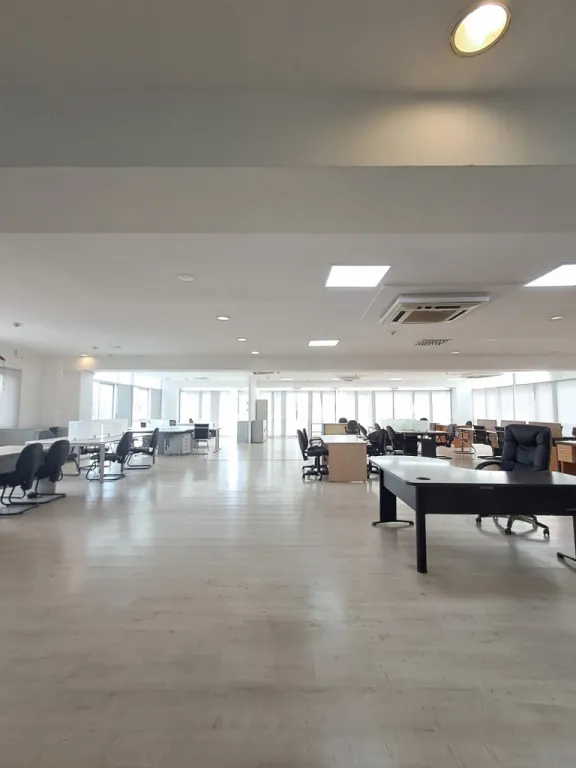 Oficina amoblada en edificio corporativo, zona Paseo la Galeria — foto 2