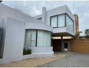 VENDO AMPLIO DEPÓSITO CON CÓMODOS ESPACIOS PARA OFICINAS EN BARRIO JARA, ZONA LA COSTA