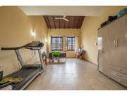 En Venta Casa en el Corazón de Barrio Mburucuya con Piscina