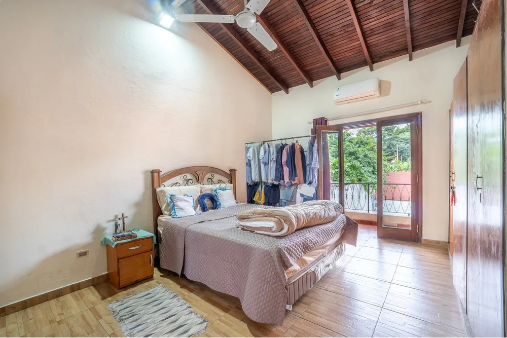 En Venta Casa en el Corazón de Barrio Mburucuya con Piscina — foto 2