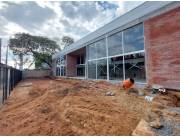 ALQUILO DEPOSITO 2.000 M2 + SHOWROOM-OFICINA 435 M2 SOBRE AVDA. MCAL. ESTIGARRIBIA C-1170