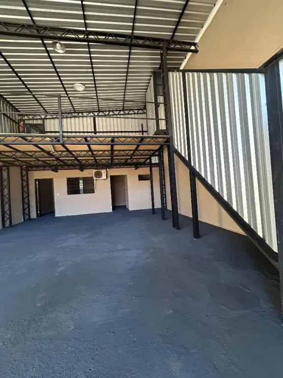 ALQUILO SALON COMERCIAL CON DEPOSITO Y OFICINAS EN LUQUE — foto 3