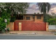 ALQUILO HERMOSA CASA CON PISCINA Y 3 DORMITORIOS EN BARRIO YKUA SATI