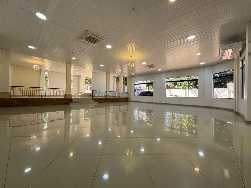 CENTRO DE EVENTOS Y COMPLEJO DEPORTIVO EN VILLA ELISA — Foto 2