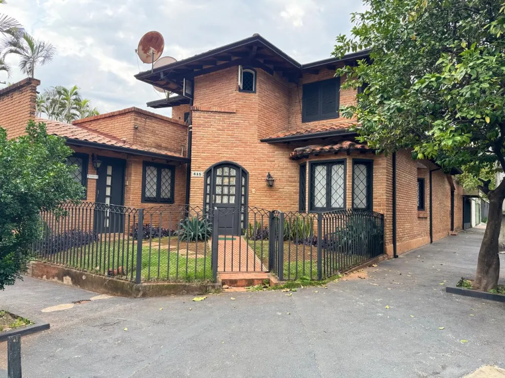 Vendo casa en Barrio Jara de 4 dormitorios + consultorio independiente — фото 2