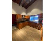 EN VENTA AMPLIA RESIDENCIA EN SAN LORENZO