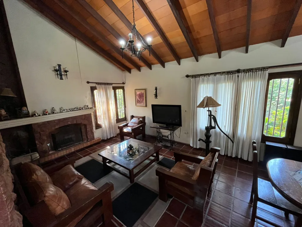 Exclusiva residencia amoblada en Venta. Zona centro de Aregua — foto 3