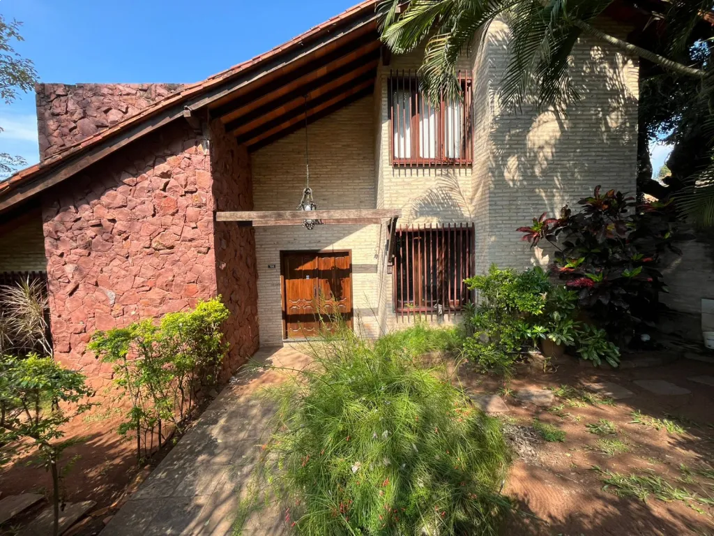 Exclusiva residencia amoblada en Venta. Zona centro de Aregua — foto 2