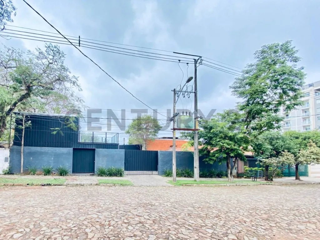 En alquiler de Show Room Con Oficinas y Tinglado o Deposito en Bo. Los Laureles. — foto 2