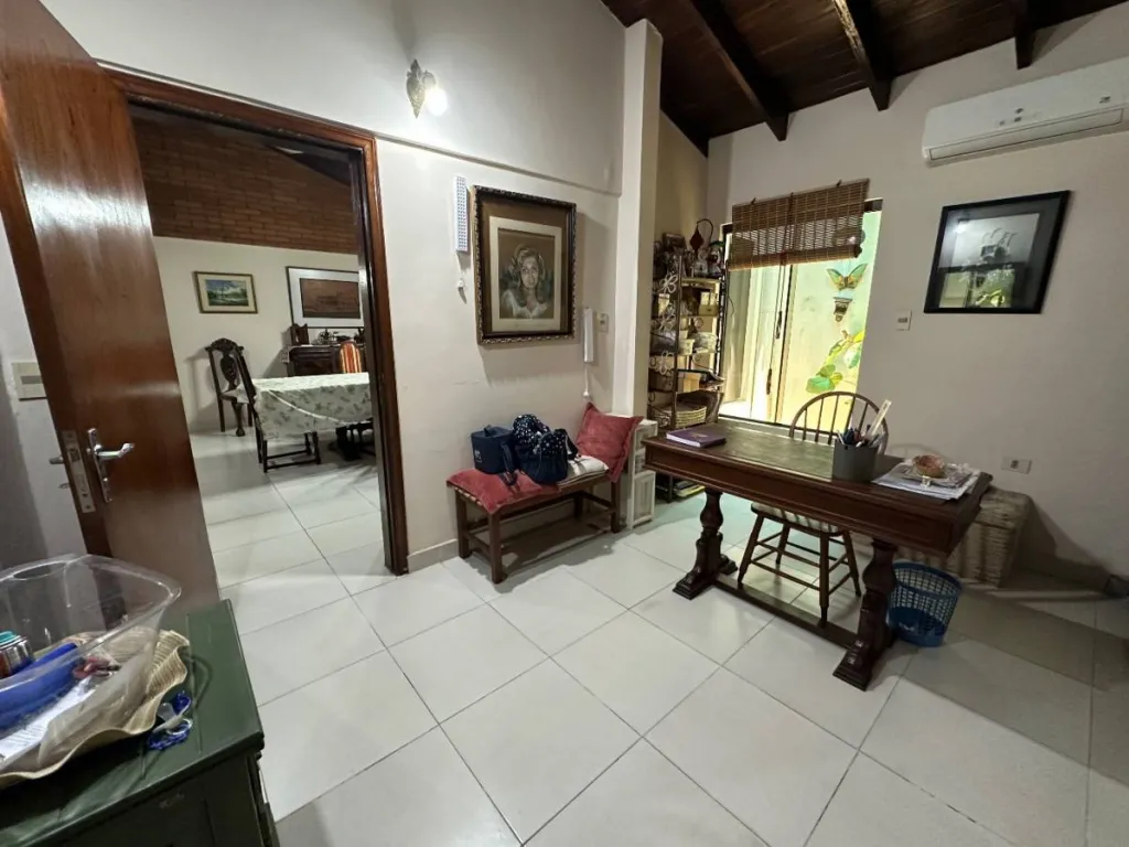 VENDO HERMOSA CASA EN BARRIO YKUA SATI CON UBICACIÓN ESTRATÉGICA — foto 3