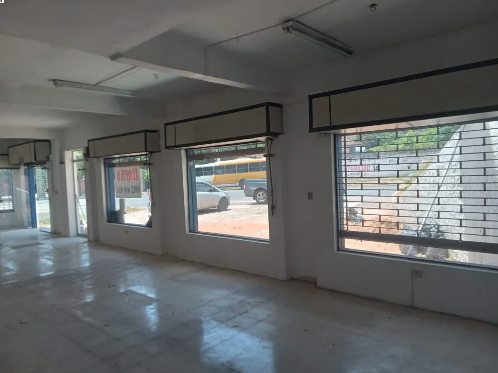 SALÓN CON UBICACIÓN PRIVILEGIADA — foto 3