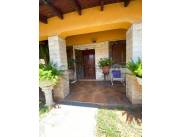 En venta hermosa casa de dos plantas a 1 cuadra de Von Polesky, barrio San Juan, Villa Eli