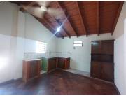 Alquilo casa en Villa Aurelia a 2 cuadras de Mcal. López detrás de la Municipalidad