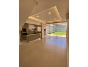 Duplex zona Plaza Madero - Luque. VENDO O ALQUILO. Casi a estrenar