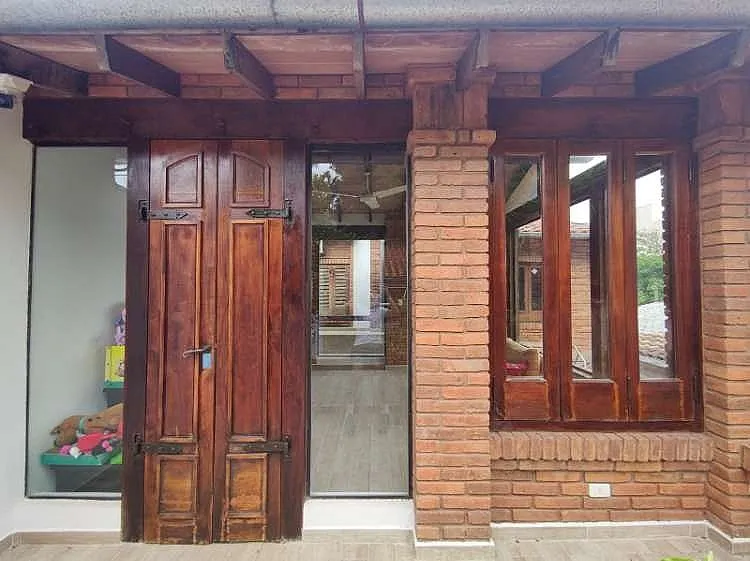 BARRIO JARA: 344 M2, HERMOSA CASA P ARREGLOS, 3 SUITES, JARDÍN, PISCINA, 280.000 USD. — foto 3