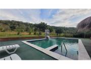 VENDO CASA QUINTA DE 1,4 Has EN CAACUPE ZONA CABAÑAS C/PISCINA,QUINCHO,CANCHAS,BAÑOS SEXAD