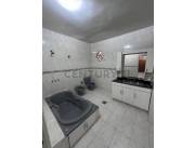 ALQUILO AMPLIA CASA EN LOS LAURELES - ASUNCIÓN