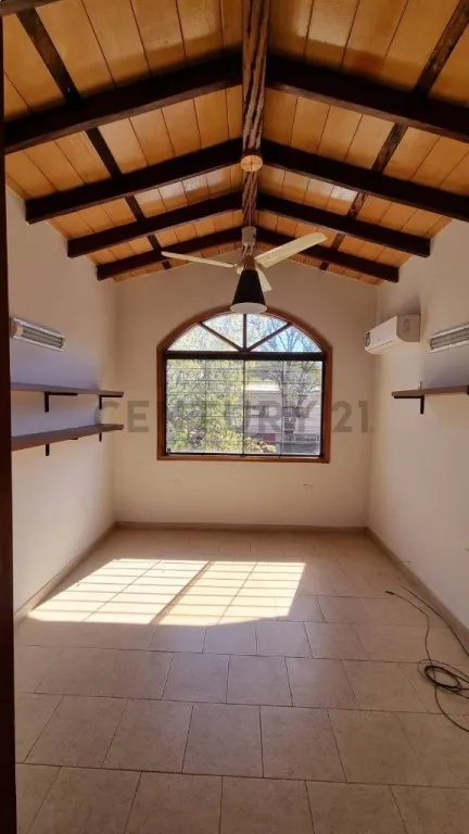 VENDO – Hermosa Casa en Barrio Mburucuyá, Asunción. — foto 2