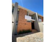 ALQUILO HERMOSO DÚPLEX DE 3 DORMITORIOS EN LUQUE, ZONA PLAZA MADERO