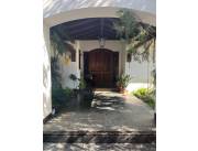 LAS LOMAS, CARMELITAS, OPORTUNIDAD ÚNICA! 498 M2, IMPORTANTE RESIDENCIA EN VENTA.
