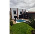 VENDO CASA CON PISCINA EN LIMPIO