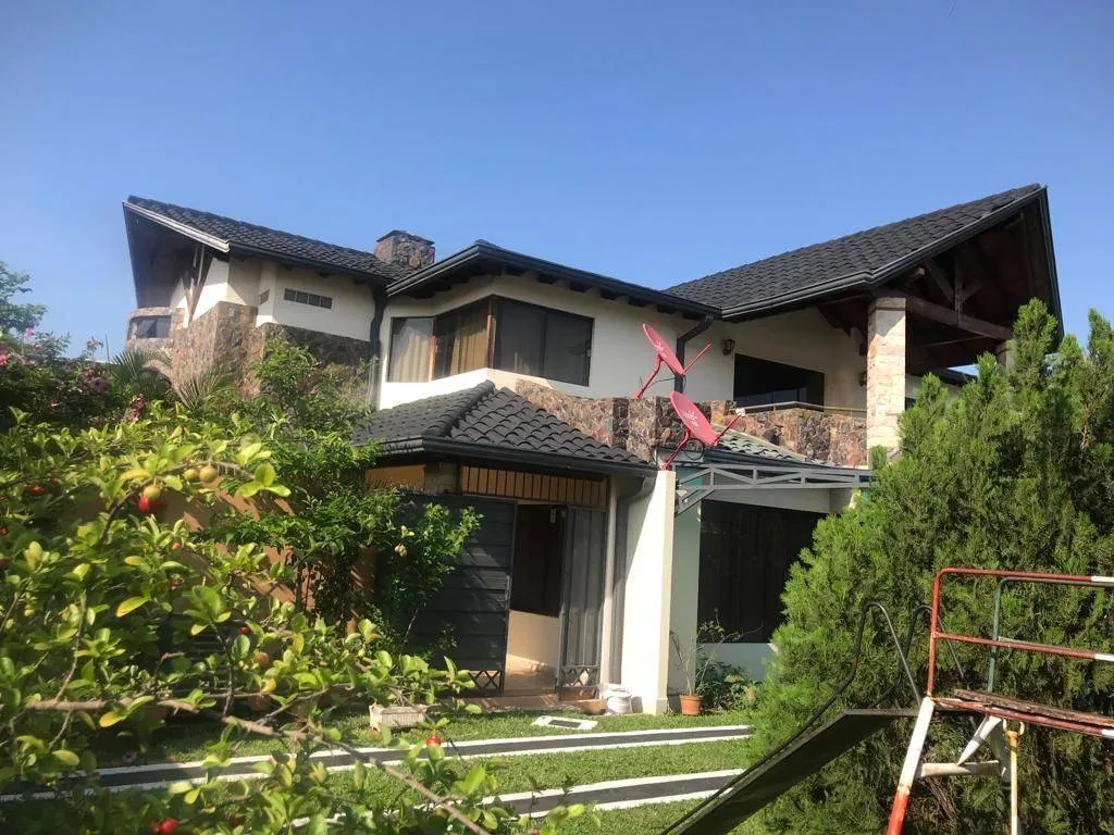 VENDO AMPLIA RESIDENCIA 5 DORMITORIOS EN LAMBARE — foto 2