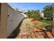 CASA DE 4 DORMITORIOS CON PATIO Y PISCINA EN BARRIO BERNARDINO CABALLERO