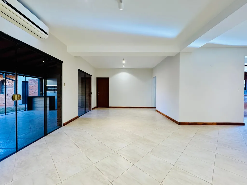 Vendo casa recientemente refaccionada en Mburucuyá, zona restaurante Tierra Colorada. — foto 3