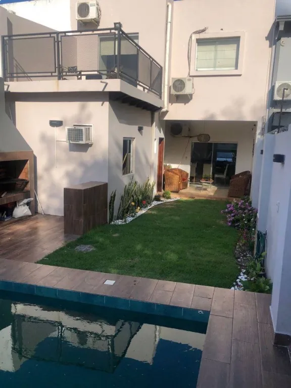 VENDO AMPLIO DUPLEX EN LAMBARÉ — foto 2