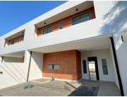 ALQUILO HERMOSO Y AMPLIO DUPLEX A ESTRENAR EN LUQUE!