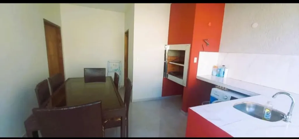 Alquiler de Casa amoblada con piscina por día en Encarnación. Nro. 35 — foto 2