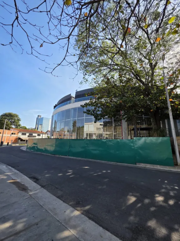 ALQUILO IMPONENTE LOCAL COMERCIAL DE 750 m2 EN PASEO LOS ÁRBOLES, VILLA MORRA — foto 2