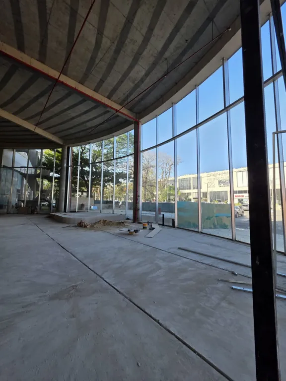 ALQUILO IMPONENTE LOCAL COMERCIAL DE 750 m2 EN PASEO LOS ÁRBOLES, VILLA MORRA — foto 3