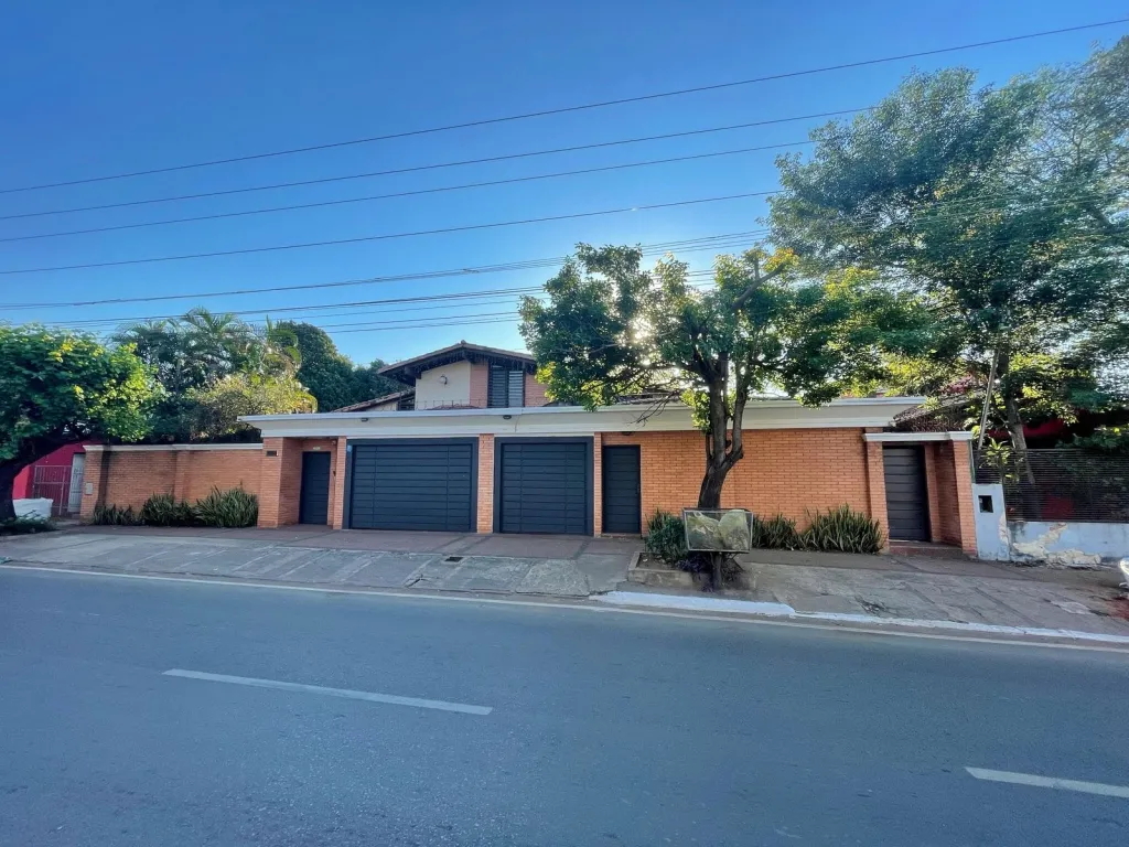 CASA CON AMPLIO FRENTE SOBRE AVENIDA DE LA VICTORIA - BARRIO HIPODROMO — foto 2
