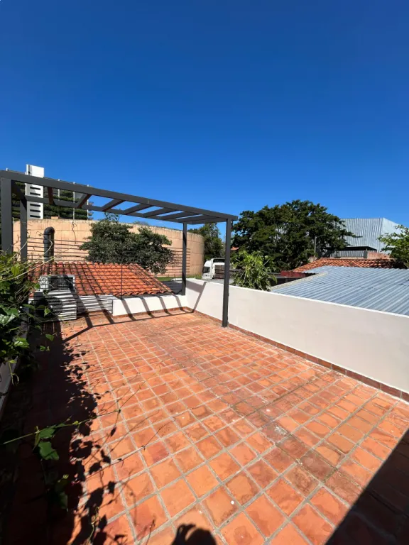 EN VENTA - PROPIEDAD EN EL BARRIO MBURUCUYA — foto 3