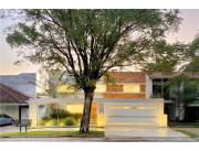 VENDO RESIDENCIA EN ASUNCIÓN