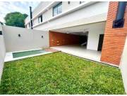 Alquilo Casa Pareada de 3 dormitorios con piscina en barrio Loma Merlo de Luque