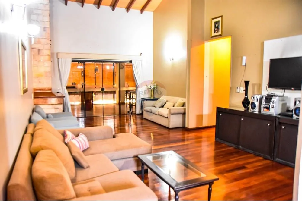 VENDO CASA SOBRE SANTISIMA TRINIDAD EN MBURUCUYA — foto 2
