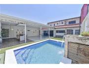 CASA DE 3 SUITES CON PISCINA, ZONA CENTURY PLAZA DE LAMBARÉ