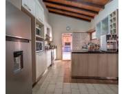 Residencia de 4 habitaciones en Barrio Nazareth - Asuncion