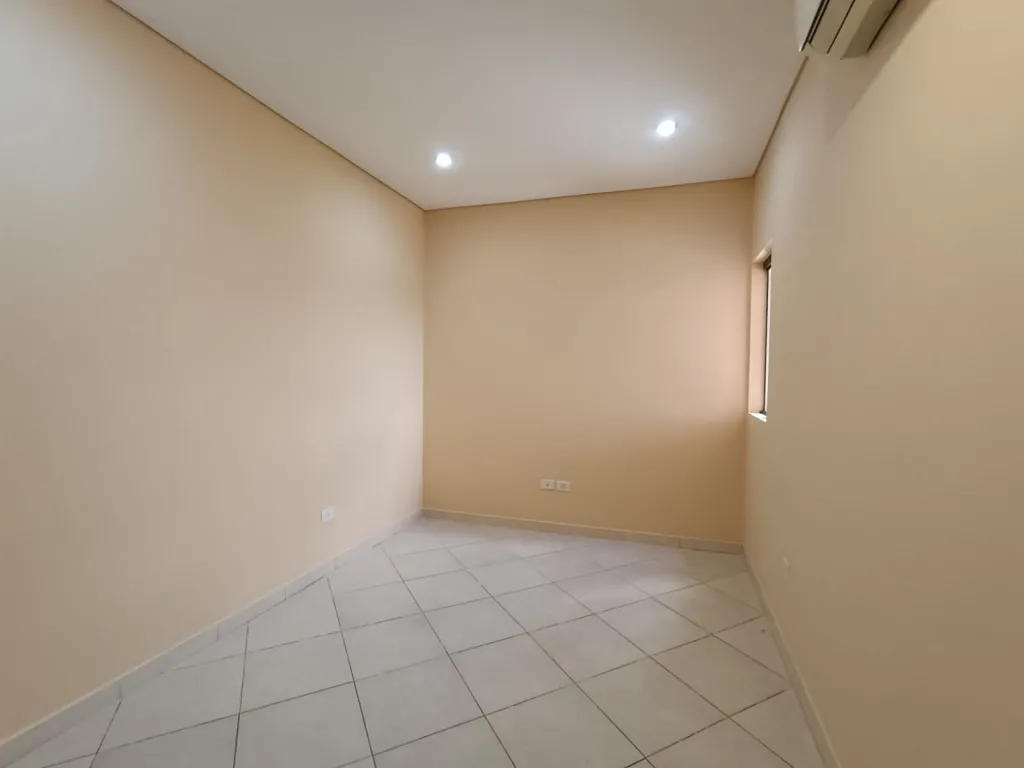 AMPLIA RESIDENCIA CON PISCINA DE 4 DORMITORIOS EN VENTA, LAMBARE — foto 2