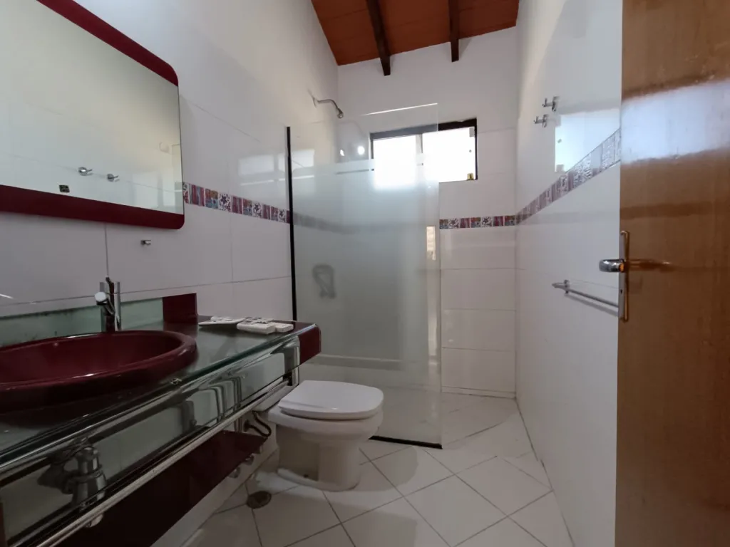 AMPLIA RESIDENCIA CON PISCINA DE 4 DORMITORIOS EN VENTA, LAMBARE — foto 3